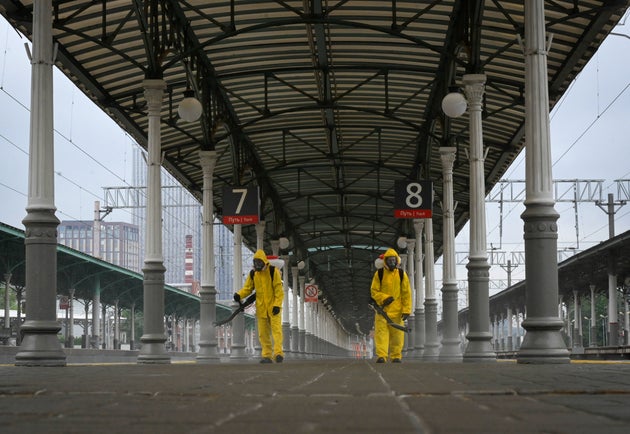 À Moscou, le maire de la ville a décrété une semaine chômée pour faire face à une violente flambée de l'épidémie de covid-19 (photo d'illustration prise le 11 juin et montrant les services de l'État en train de désinfecter une gare de la capitale russe).