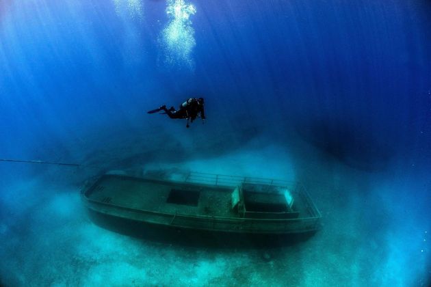 Δύτες καταγράφουν με τις κάμερες τους ναυάγια στην Κύπρο, προκειμένου να προωθήσουν το νησί ως τουριστικό - καταδυτικό προορισμό για τους λάτρεις του σπορ.