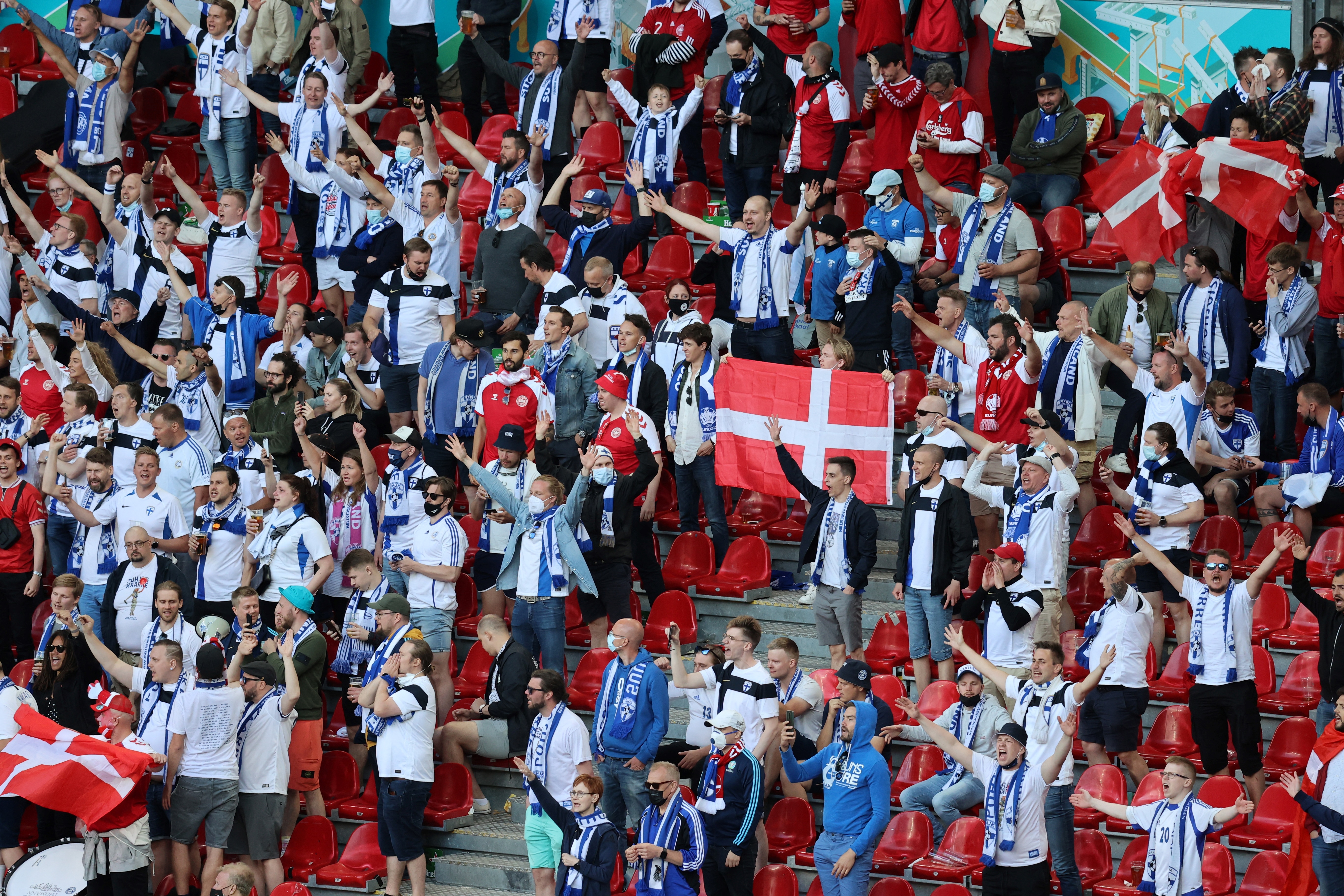 Christian Eriksen encouragé par les supporters de Danemark-Finlande