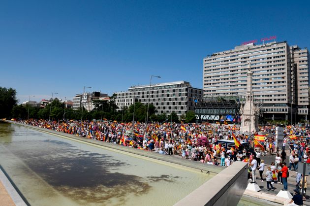 La Derecha Vuelve A Manifestarse Contra Sanchez En Colon Con Menos Exito Que En 2019 El Huffpost