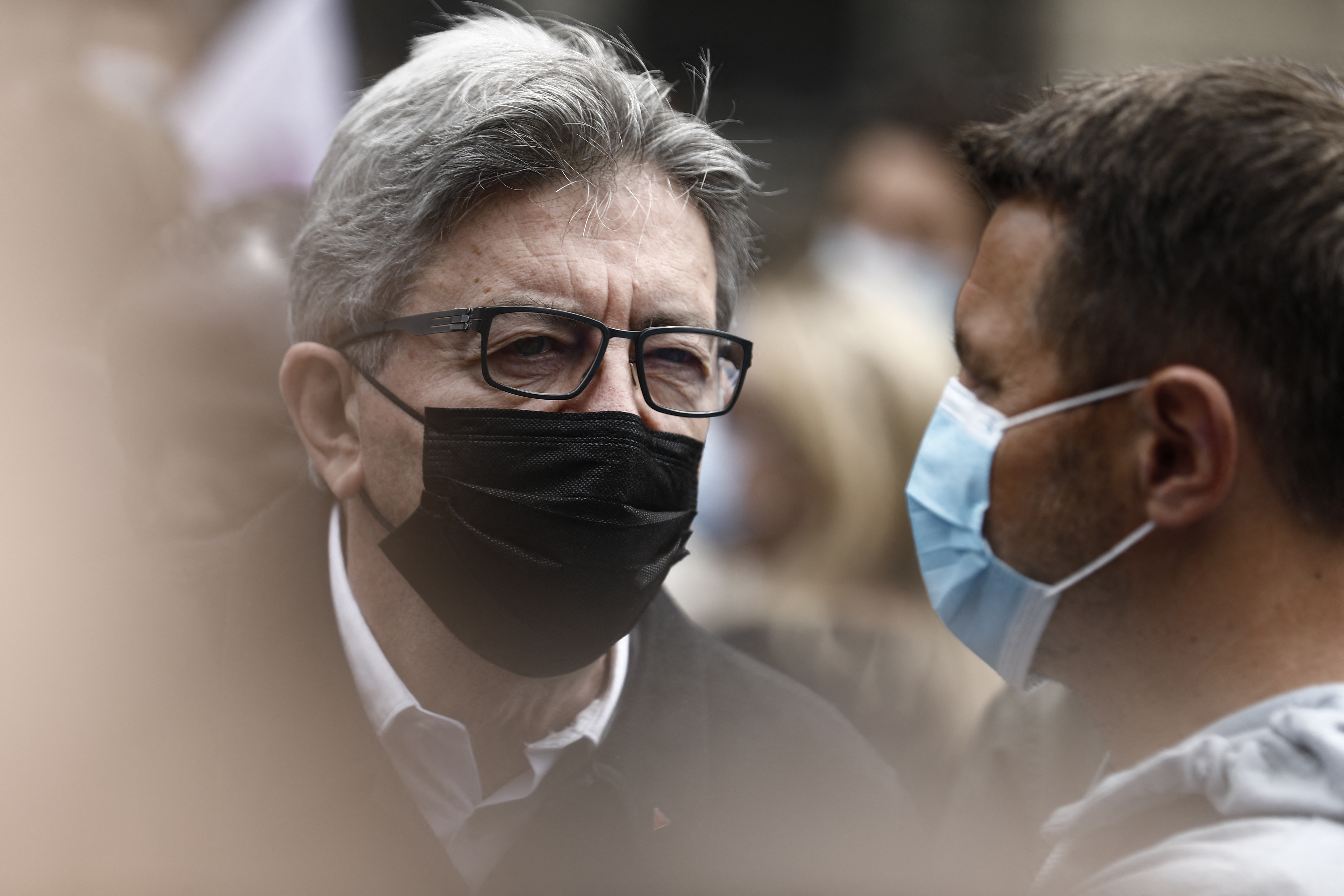 Enfarinage de Mélenchon: Ses agresseurs seront jugés en juillet