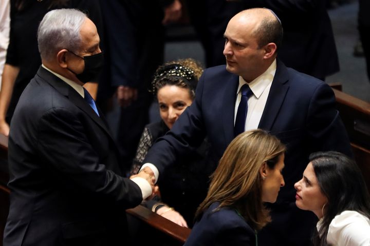 Ο Μπέντζαμιν Νετανιάχου συγχαίρει τον νέο πρωθυπουργό του Ισραήλ Ναφτάλι Μπένετ μετά το τέλος της ψηφοφορίας στην Κνεσέτ.
