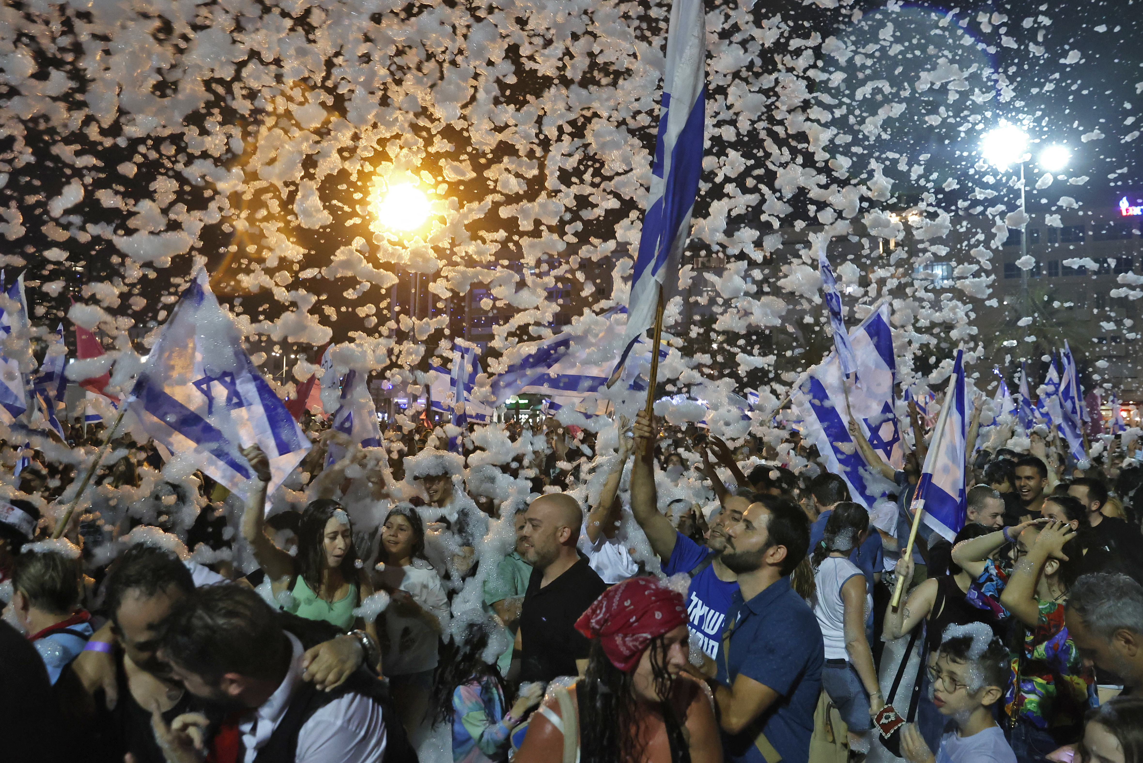 À Tel-Aviv, des milliers de personnes fêtent le départ du pouvoir de Netanyahu