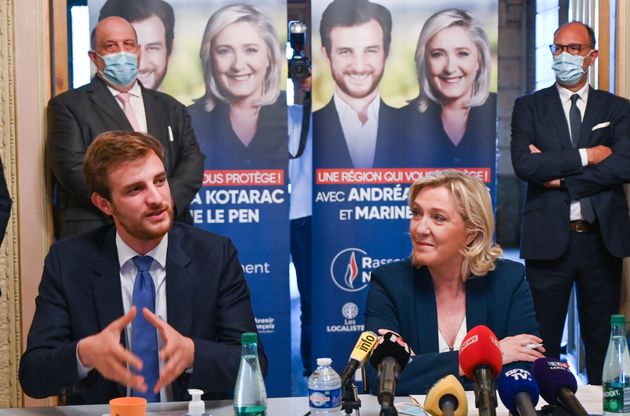 Juliette Planche, qui a relayé des propos antisémites, est en position éligible sur la liste RN d'Andréa Kotarac, ici au côté de Marine le Pen pour le lancement de la campagne des régionales de ce mois de juin.