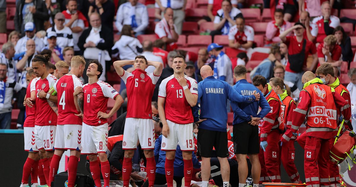 ピッチで心臓マッサージを受ける仲間を「円陣」で守る。サッカーデンマーク代表に称賛の声