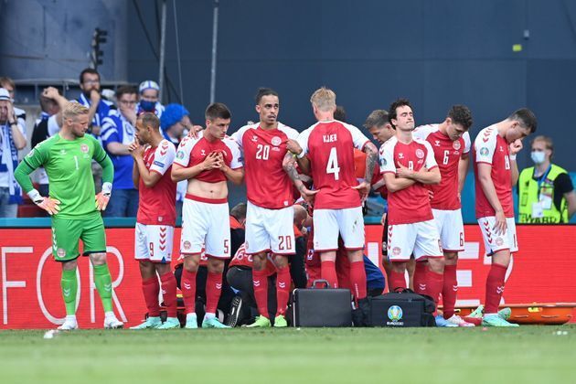 治療を受けるクリスチャン・エリクセン選手を囲むデンマーク代表の選手たち（2021年6月12日撮影）