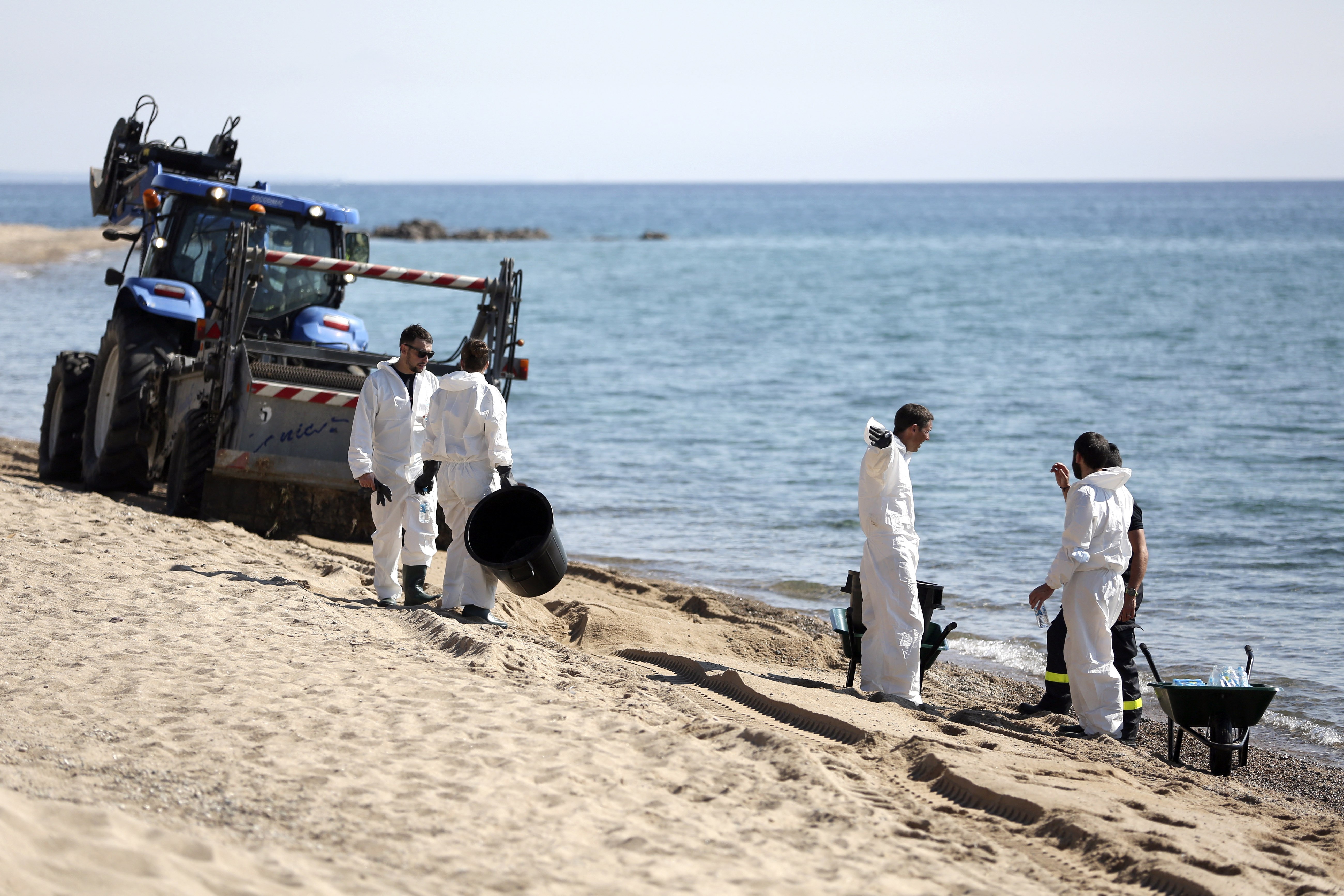 Corse: des 1ères boulettes d'hydrocarbures ont atteint le littoral