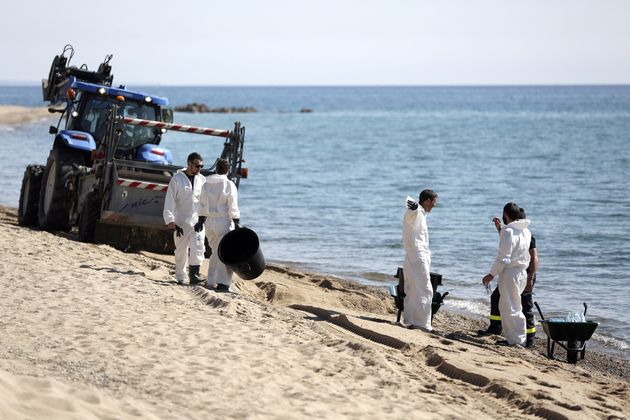 Des 1ères boulettes d'hydrocarbures arrivent sur les plages corses (Photo: des pompiers et des membres de la sécurité civile ramassent les boulettes d'hydrocarbure sur la plage de Scaffa Rossa, à Solaro, le 14 juin 2021. Par Pascal POCHARD-CASABIANCA / AFP)