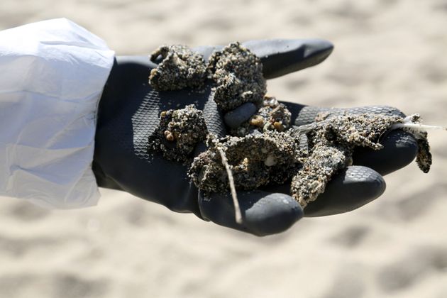 (Photo de boulettes d'hydrocarbure à Solaro le 14 juin 2021 par Pascal POCHARD-CASABIANCA / AFP)