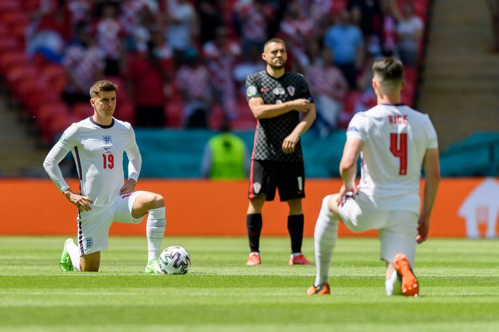 LONDON, ENGLAND - JUNE 13: (BILD ZEITUNG OUT) Mason Mount of England and Declan Rice of England knees down as a sign against racism during the UEFA Euro 2020 Championship Group D match between England and Croatia at Wembley Stadium on June 13, 2021 in London, United Kingdom. (Photo by Vincent Mignott/DeFodi Images via Getty Images)