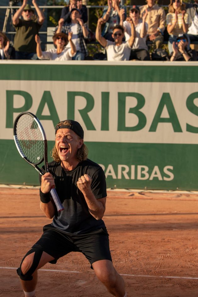 Alex Lutz en tennisman acharné dans le film 