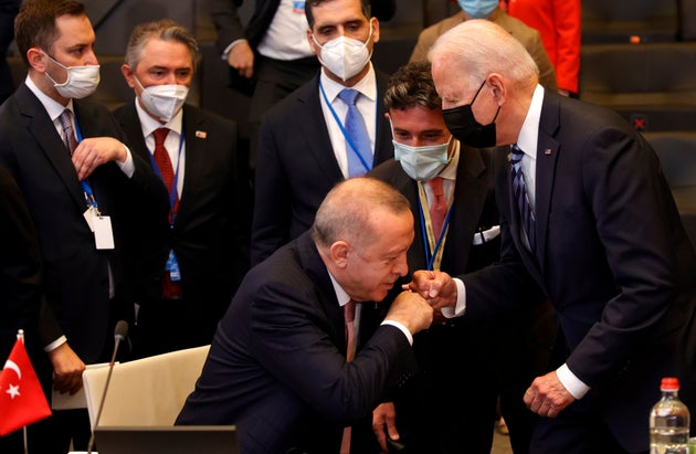 La foto de Biden y Erdogan que da la vuelta al mundo: no es lo que parece |  El HuffPost