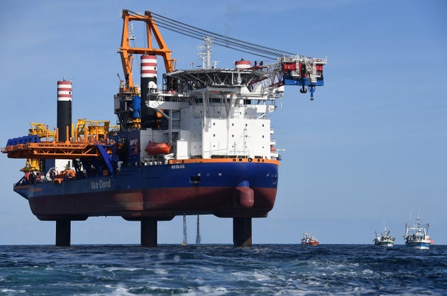 À St Brieuc, la pollution d'une nappe d'huile de 16 km perturbe le gigantesque chantier éolien (Le bateau