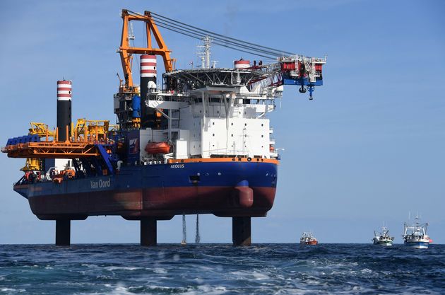 À St Brieuc, la pollution d'une nappe d'huile de 16 km perturbe le gigantesque chantier éolien (Le bateau 