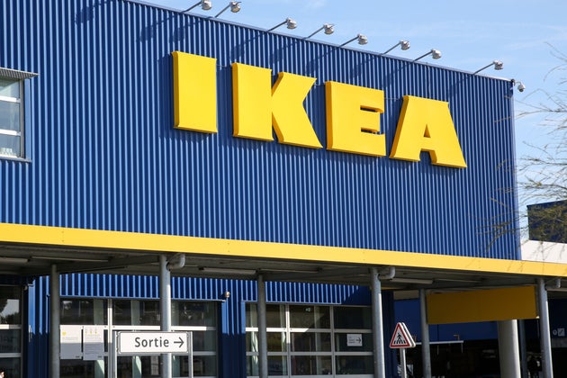 Ikea France condamné à un million d'euros d'amende pour l'espionnage de salariés (Photo prétexte de l'Ikea de Vitrolles par Denis Thaust/SOPA Images/LightRocket via Getty Images)