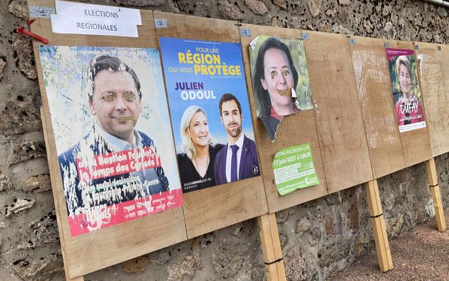 Les affiches électorales placardées dans la rue principale de Château-Chinon