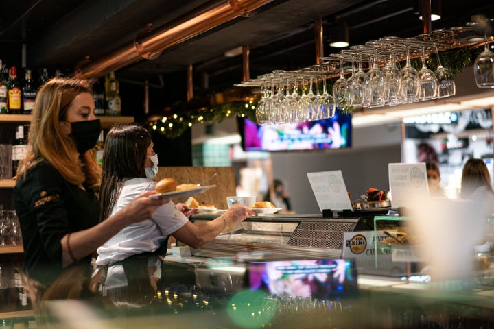 Dos camareras en un bar de Victoria (Euskadi)