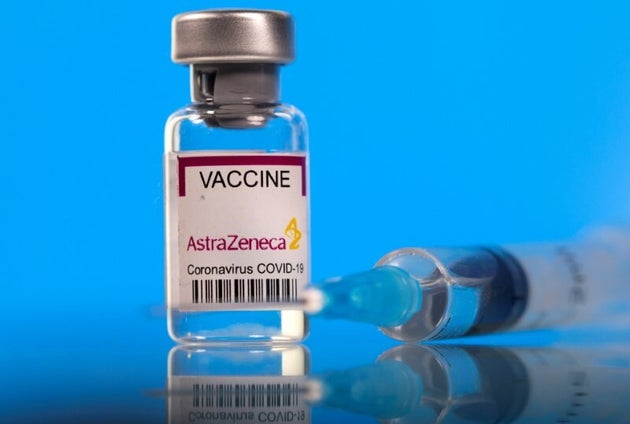 Φιαλίδιο με την ετικέτα του εμβολίου AstraZeneca
