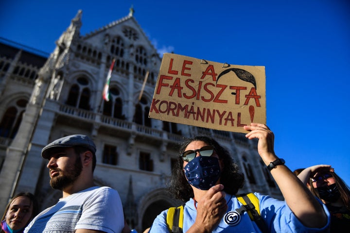 'Abajo el Gobierno fascista', reza la pancarta de una manifestante en la protesta contra la nueva ley húngara, frente al Parlamento en Budapest.