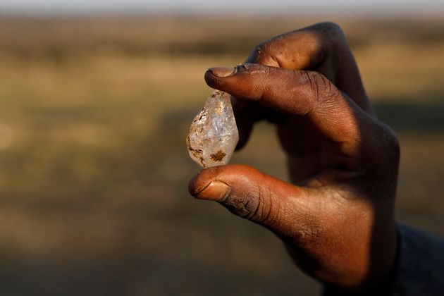 南アフリカの原野から掘り出された鉱石