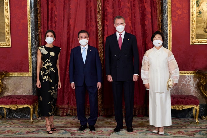 La reina Letizia junto a Moon Jae-in, Felipe VI y Kim Jung-sook antes de la cena de Estado.