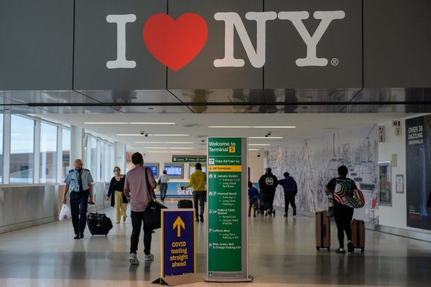 Photo d'illustration prise à l'aéroport JFK de New York le 28 mai 2021.(Photo by Angela Weiss / AFP)
