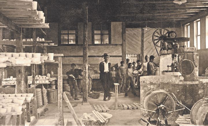 Εσωτερικό του εργαστηρίου Şark Çini. Κιουτάχεια, μέσα δεκαετίας 1920. Ιδιωτική συλλογή