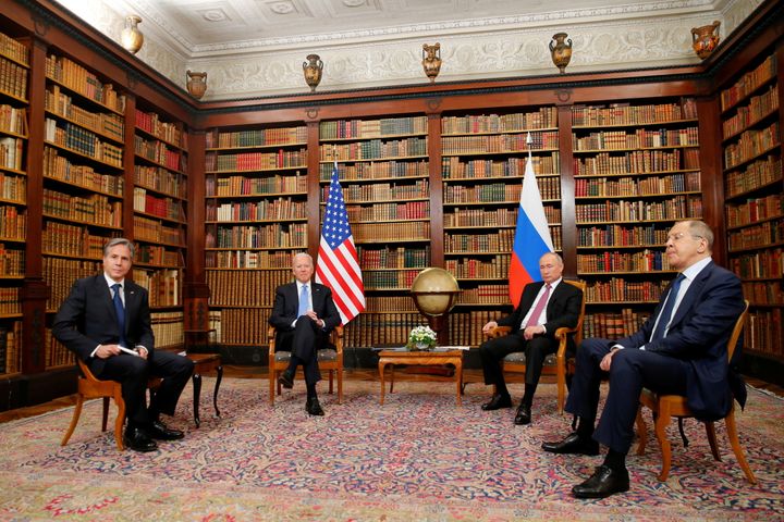 16 Ιουνίου 2021, Γενεύη. Από αριστερά: Ο υπουργός Εξωτερικών των ΗΠΑ Άντονι Μπλίνκεν, ο Αμερικανός Πρόεδρος Τζο Μπάιντεν, ο Πρόεδρος της Ρωσίας Βλαντιμίρ Πούτιν και ο Ρώσος υπουργός Εξωτερικών Σεργκέι Λαβρόφ. REUTERS/Denis Balibouse/Pool