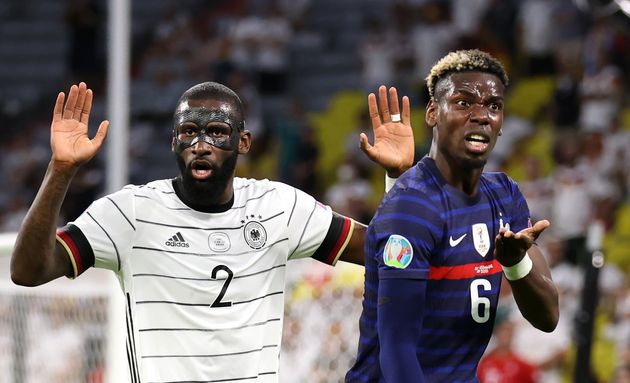 Le joueur allemand Antonio Rudiger a dit ce mercredi 16 juin regretter son mauvais geste visant Paul Pogba pendant le match Allemagne-France. Mais il jure ne pas avoir mordu le milieu des Bleus. (Photo Alex Grimm - UEFA/UEFA via Getty Images)