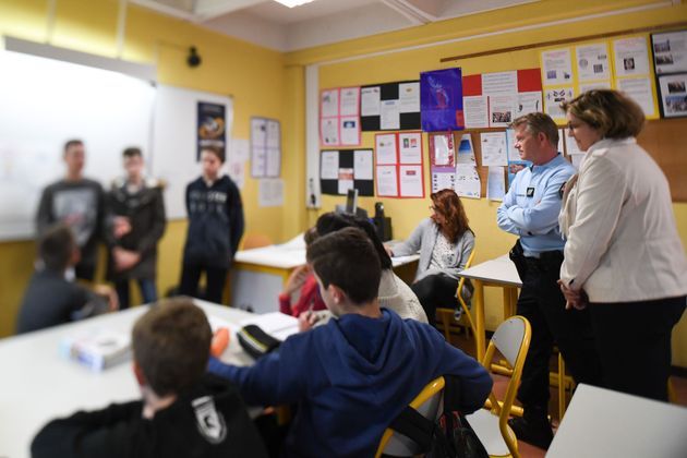 Des élèves du collège Yves Klein assistent à une réunion de lutte contre le harcèlement scolaire avec la directrice Florence Gauthier et l'officier de gendarmerie Christophe Olivier, le 6 mars 2017 à La Colle-sur-Loup, dans le sud de la France. (Photo YANN COATSALIOU/AFP via Getty Images)