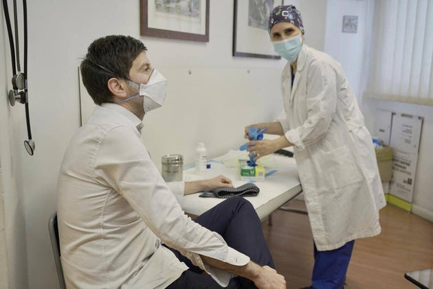 Speranza spegne la polemica: "Oggi mi sono vaccinato" Speranza spegne la polemica: "Oggi mi sono vaccinato"