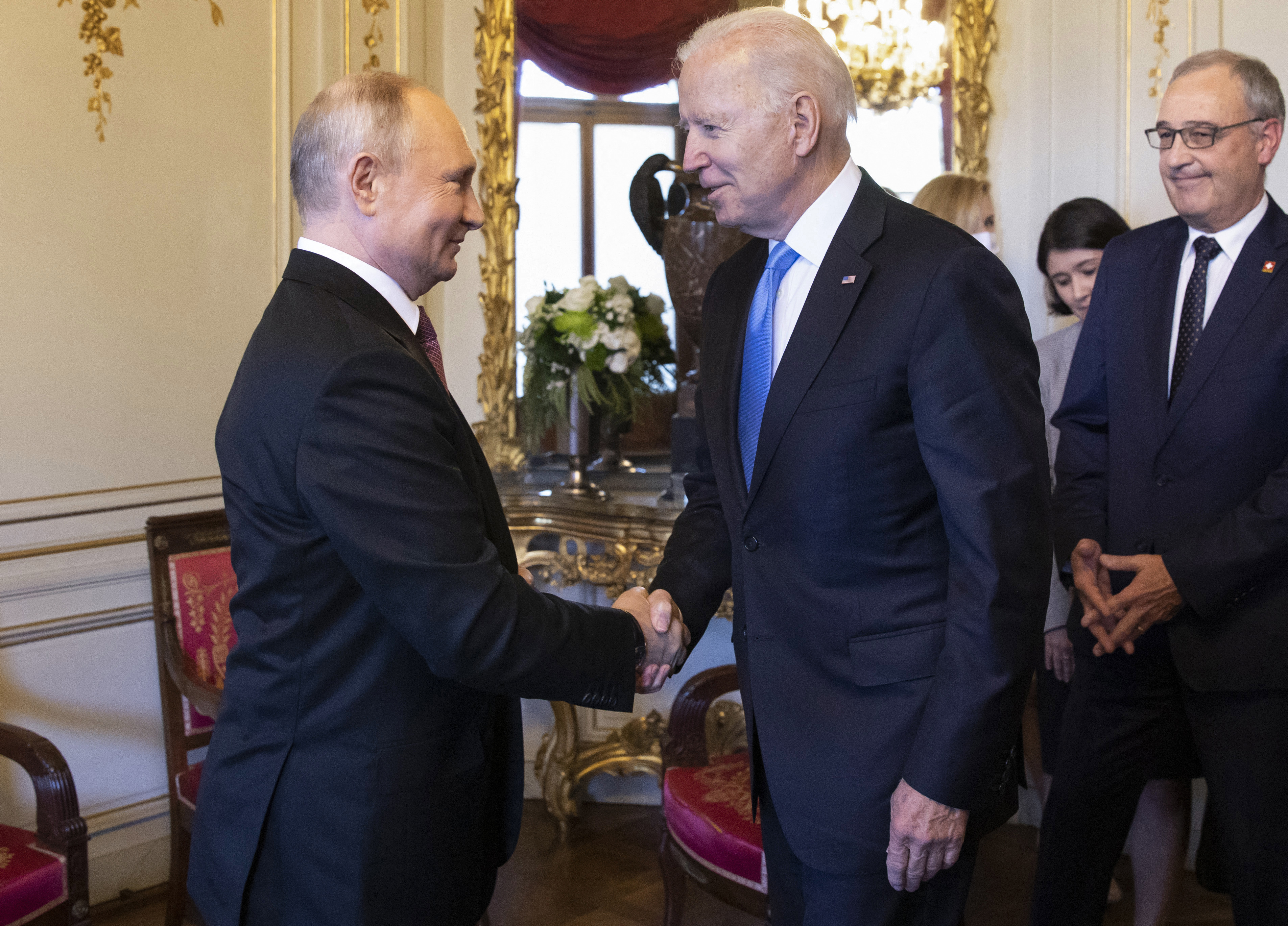 Joe Biden et Vladimir Poutine jugent leur 1ère rencontre "positive" et "sans animosité", mais...