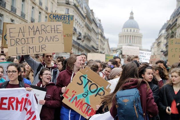 Le thème de l'inaction du gouvernement en matière de climat est un critique qui revient fréquemment chez les militants écologistes. Le 16 juin, plusieurs d'entre eux ont officiellement attaqué une partie du gouvernement de la Cour de justice de la République (photo d'illustration prise en mars 2019 à l'occasion d'une marche pour le Climat à Paris).