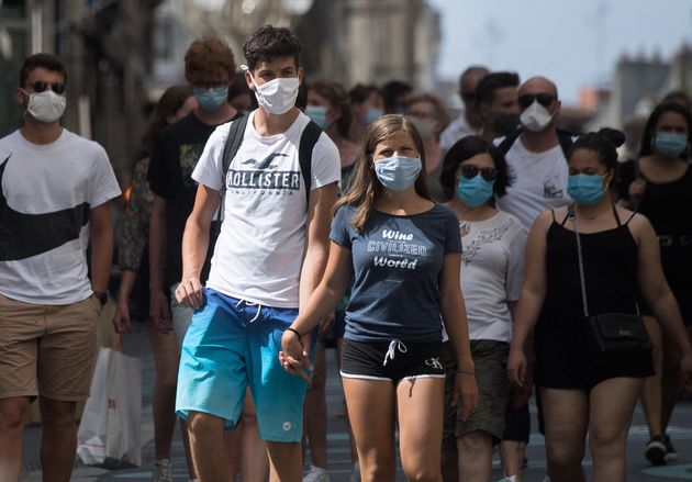 À partir de ce jeudi 17 juin, il n'est plus obligatoire de porter un masque en extérieur en France (photo d'illustration prise à Nantes en août 2020).