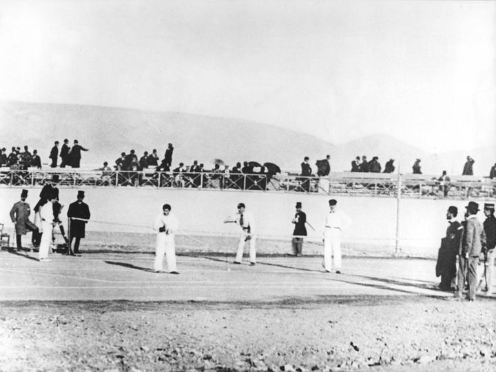 11 Απριλίου 1896 - Τελικός Ολυμπιακών Αγώνων του 1896 ο John Boland και ο Fritz Traun νίκησαν τους Διονύση Κάσδαγλη και τον Δημήτρη Πετροκόκκινο 