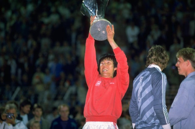 1988년 5월 18일 UEFA 우승컵을 들고 있는 차범근