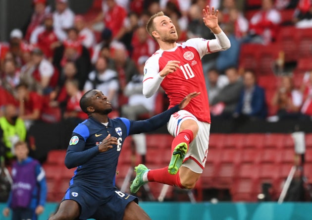 Christian Eriksen, ici au cours de la 1ère mi-temps du match contre la Finlande, samedi 12 juin, va être équipé d'un défibrillateur sous-cutané après son malaise cardiaque lors du 1er match de l'Euro.
