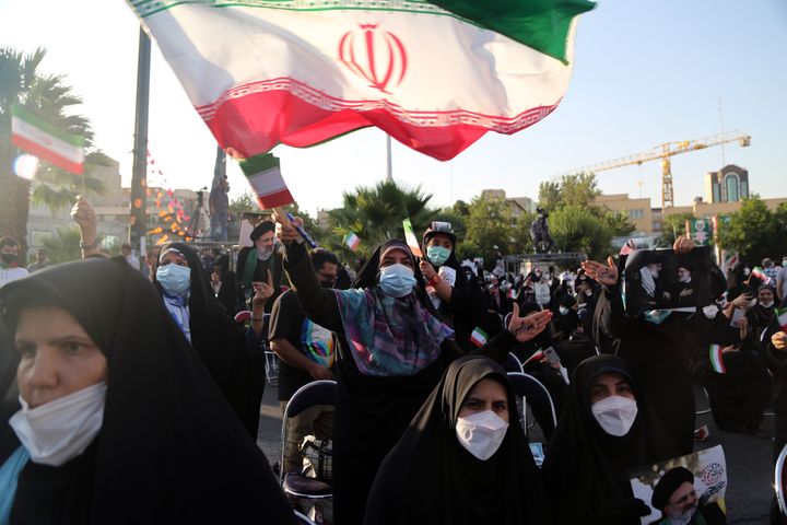 Υποστηρικτές του σκληροπυρηνικού Ραΐζι στους δρόμους της Τεχεράνης.