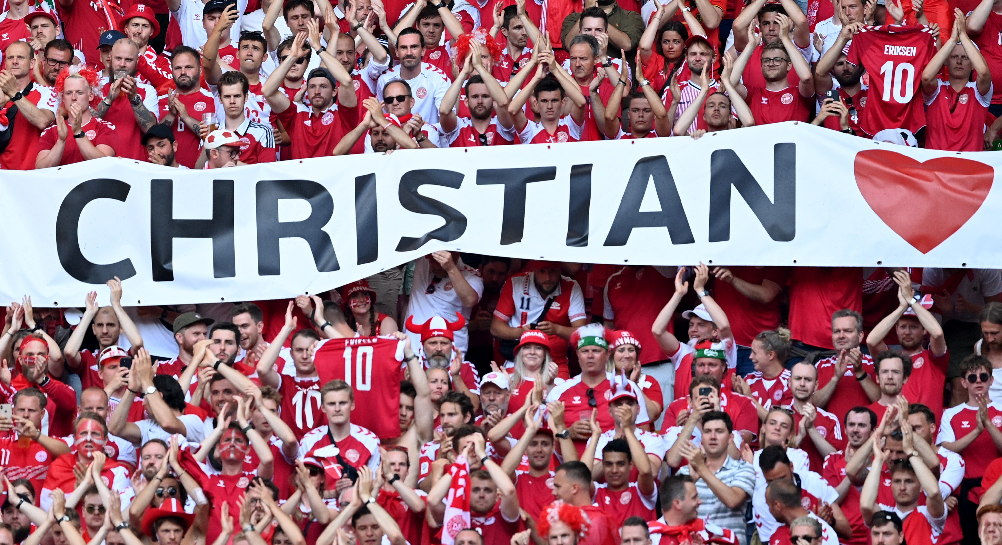 Hommage à Christian Eriksen: le match Danemark-Belgique interrompu lors d'une ovation