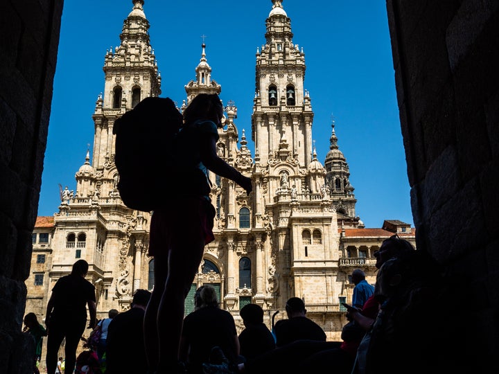Un peregrino frente a la catedral de Santiago de Compostela.