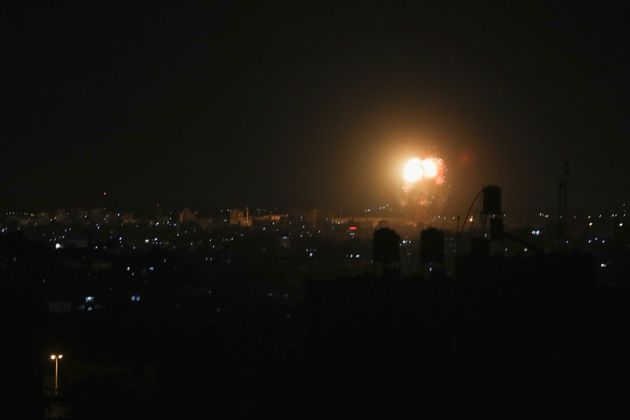 De la fumée et des flammes après une frappe aérienne israélienne dans le nord de la bande de Gaza, le 17 juin 2021.