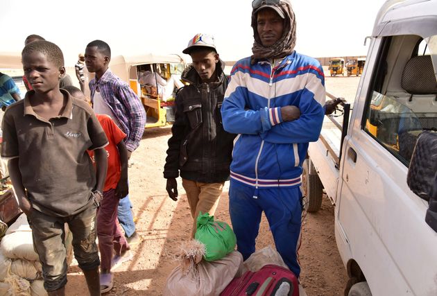 Des Africains de l'Ouest revenant au Niger après avoir fui la Libye à cause de groupes armés, à leur arrivée à Agadez, le 31 mars 2017, après leur tentative ratée de rejoindre l'Europe en traversant la mer Méditerranée. (Crédit photo ISSOUF SANOGO/AFP via Getty Images)