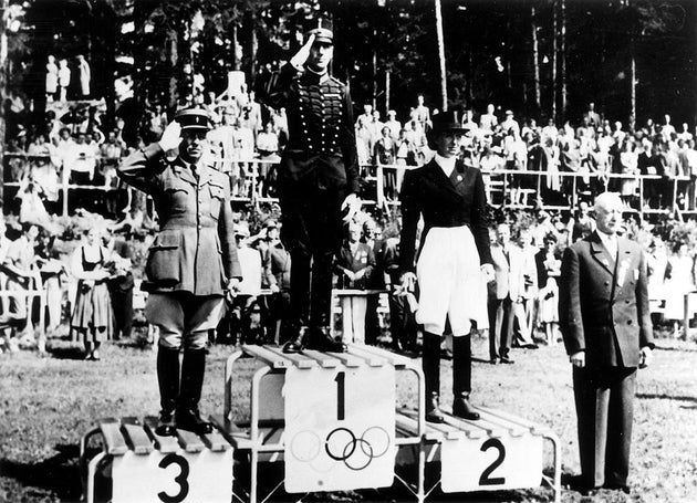 Lis Hartel (d.), en el podio de Helsinki 1952, pese a su