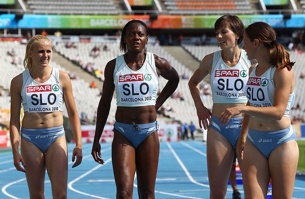Merlene Ottey, a sus 50, junto a sus jóvenes compañeras de Eslovenia en Barcelona