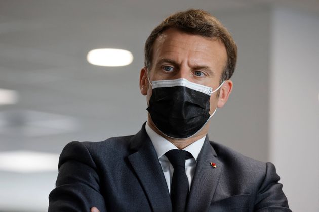 Le chef de l'État, Emmanuel Macron, en visite dans un centre d'appel de l'assurance maladie destiné...