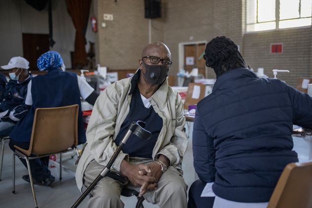 Une personne recevant une dose du vaccin anti-Covid Pfizer à l'hôpital Bertha Gxowa de Germiston, en Afrique du Sud, le 17 mai 2021.