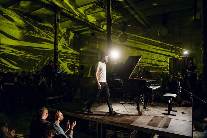 O Ντανιίλ Τρίφονοφ στο stage του Yellow Lounge, Νοέμβριος 2019, Βερολίνο