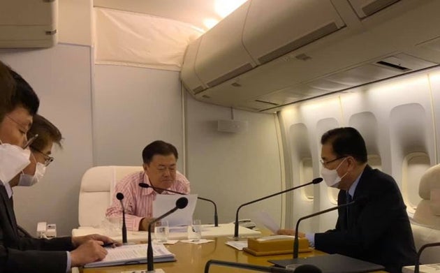 문 대통령이 전용기 내에서 정의용 외교부장관, 서훈 국가안보실장, 이호승 정책실장과 회의하는 모습