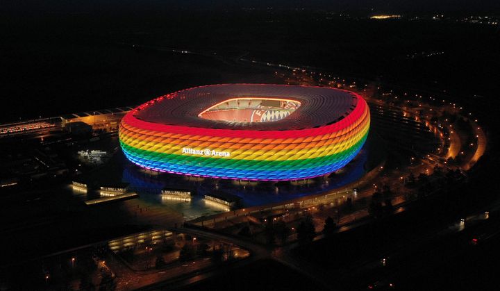 El Allianz Arena, iluminado con la bandera LGTB.