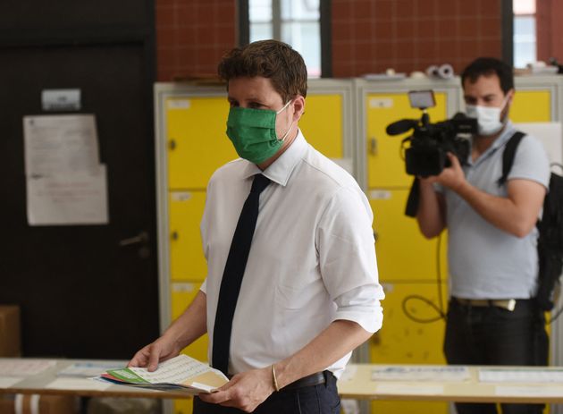 Julien Bayou en train de voter dans son bureau de vote à Paris ce dimanche 20 juin.